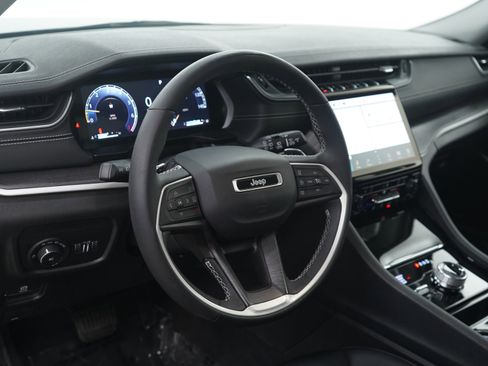 Used 2023 Jeep Grand Cherokee L Limited w/ Black Appearance Package image 23