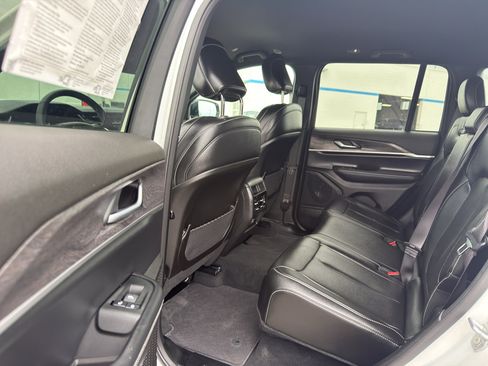 Used 2025 Jeep Grand Cherokee Limited AWD/4WD image 30