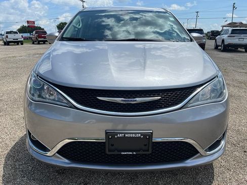 Used 2019 Chrysler Pacifica Touring Plus w/ Cold Weather Group FWD image 6