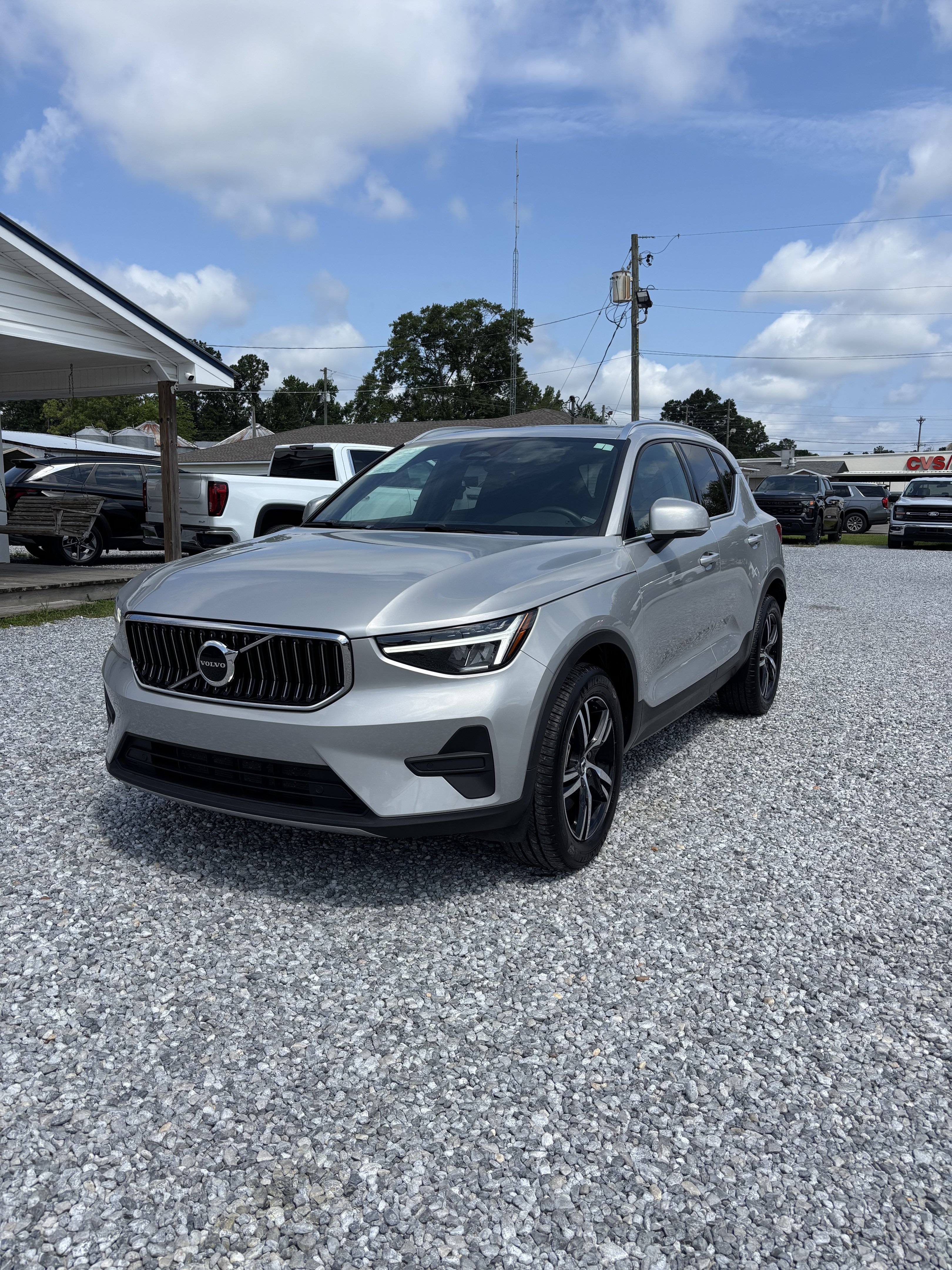 Used 2025 Volvo XC40 B5 Core AWD/4WD image 1