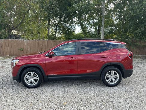 Used 2024 GMC Terrain SLE w/ Driver Convenience Package image 2