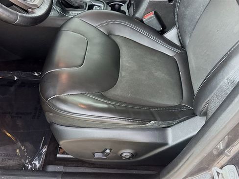 Used 2019 Jeep Cherokee Latitude Plus AWD/4WD image 22