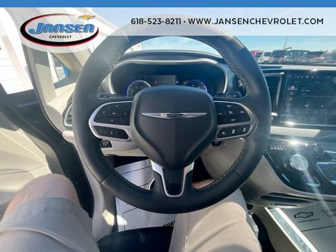 Used 2023 Chrysler Pacifica Touring-L FWD image 12