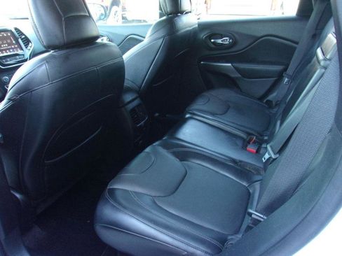 Used 2019 Jeep Cherokee Overland w/ Technology Group FWD image 7