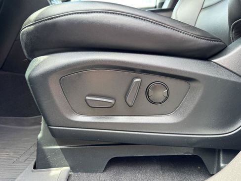 Used 2024 Ford Explorer XLT w/ Equipment Group 202A AWD/4WD image 15