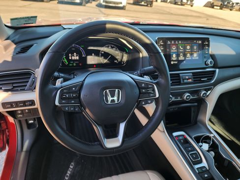 Used 2022 Honda Accord Touring image 2