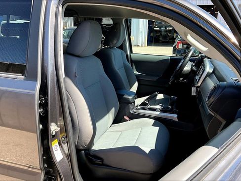 Used 2016 Toyota Tacoma SR5 w/ Towing Package image 9