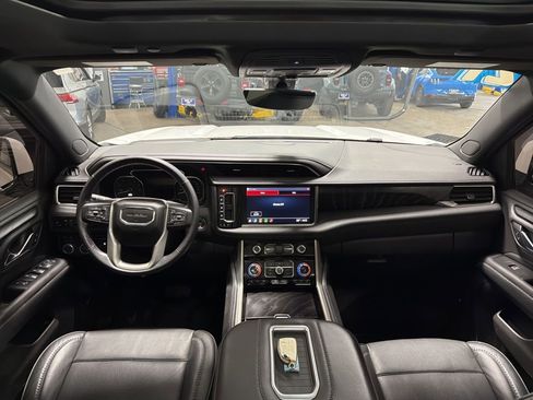 Used 2021 GMC Yukon Denali w/ Denali Premium Package AWD/4WD image 15