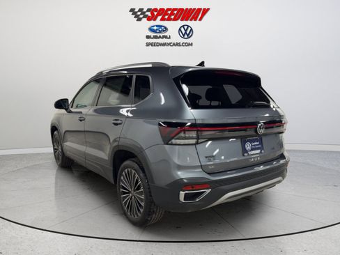 Certified 2025 Volkswagen Taos SE image 7