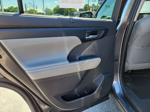Used 2020 Toyota Highlander XLE AWD/4WD image 18