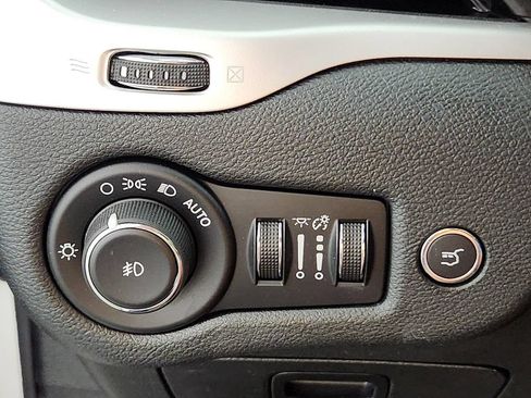 Used 2016 Jeep Cherokee Limited w/ Luxury Group AWD/4WD image 23