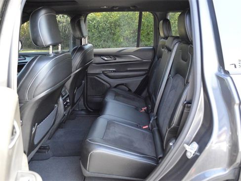 Used 2023 Jeep Grand Cherokee Altitude image 27