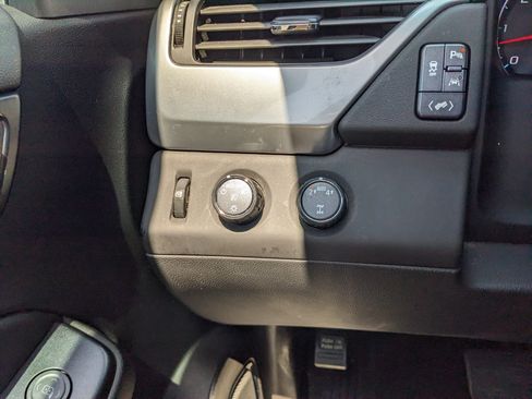 Used 2018 Chevrolet Suburban Premier AWD/4WD image 30