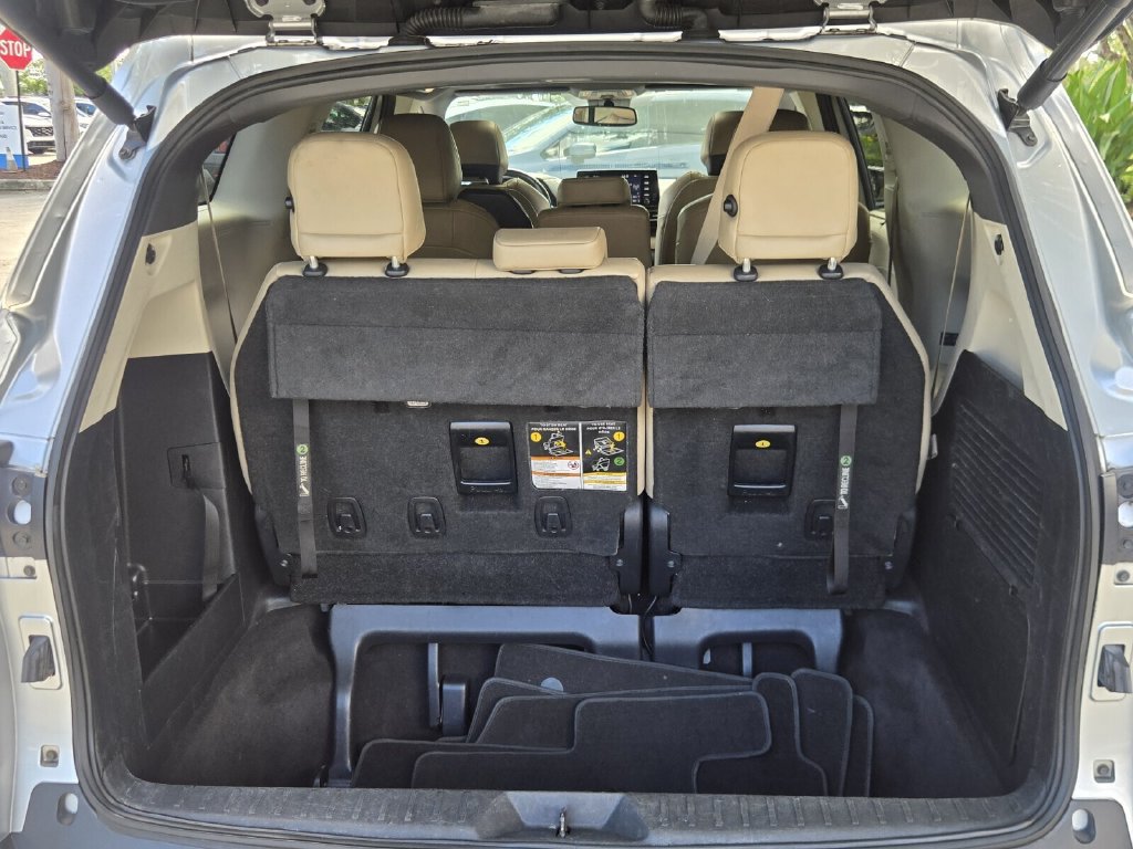Used 2022 Toyota Sienna XLE FWD image 16