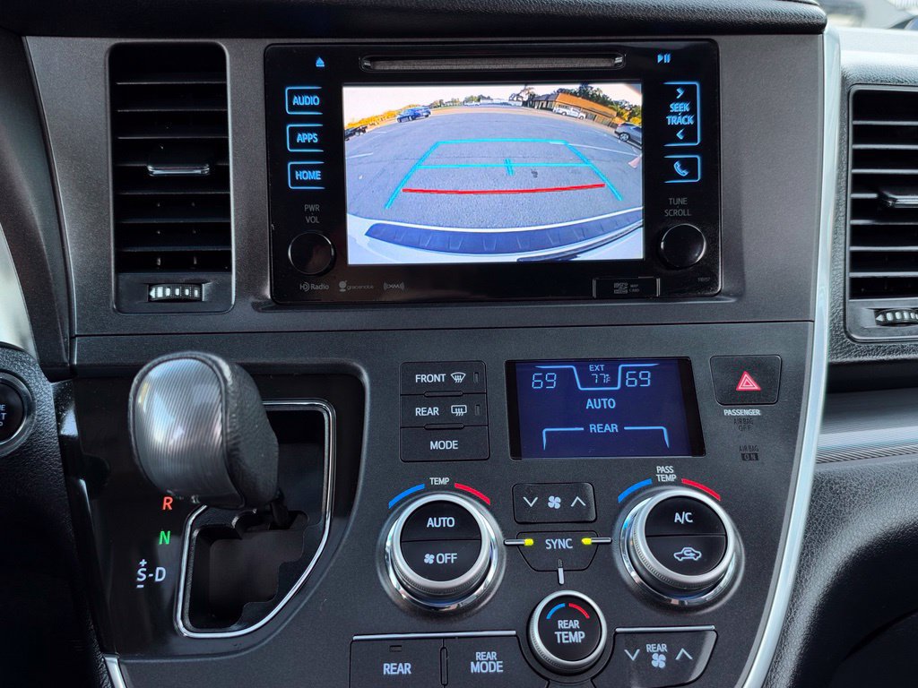 Used 2017 Toyota Sienna SE Premium w/ Outdoor Package FWD image 34