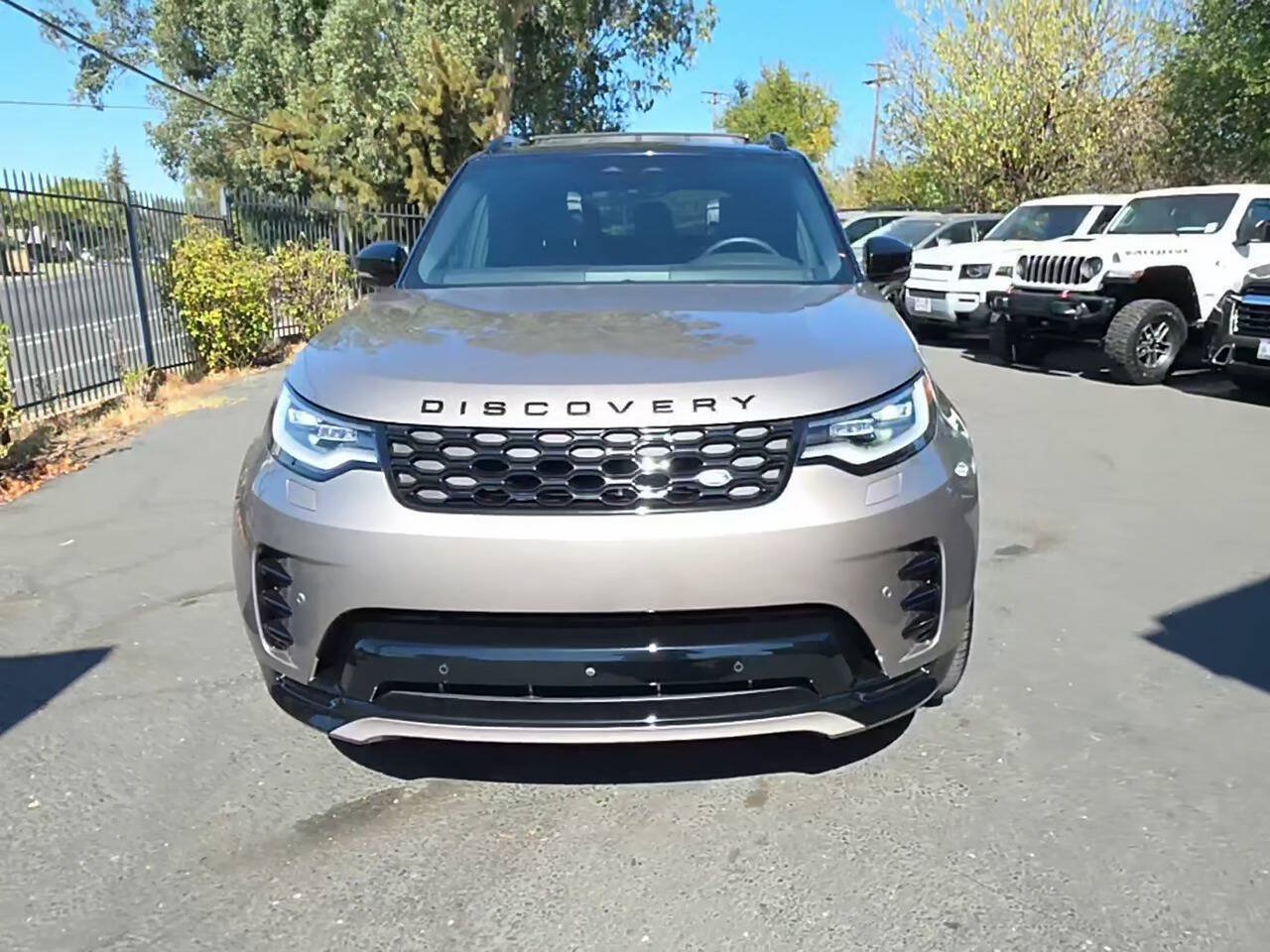 Used 2024 Land Rover Discovery Dynamic SE AWD/4WD image 27