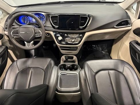 Used 2024 Chrysler Pacifica Touring-L FWD image 37