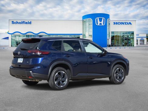 Used 2025 Nissan Rogue SV image 3