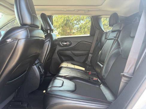 Used 2019 Jeep Cherokee Trailhawk w/ Comfort/Convenience Group AWD/4WD image 20