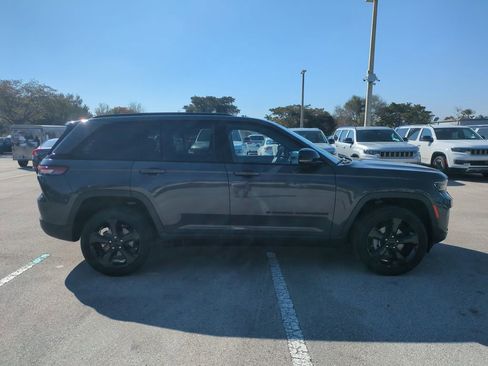 Used 2022 Jeep Grand Cherokee Altitude image 5