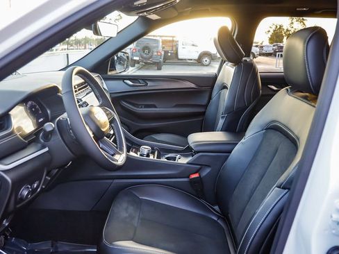 New 2025 Jeep Grand Cherokee Altitude image 19