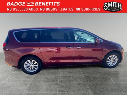 Used 2018 Chrysler Pacifica Touring Plus FWD image 9