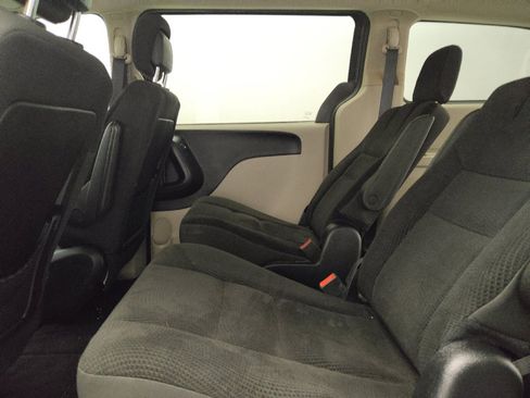 Used 2019 Dodge Grand Caravan SE w/ UConnect Hands-Free Group FWD image 18