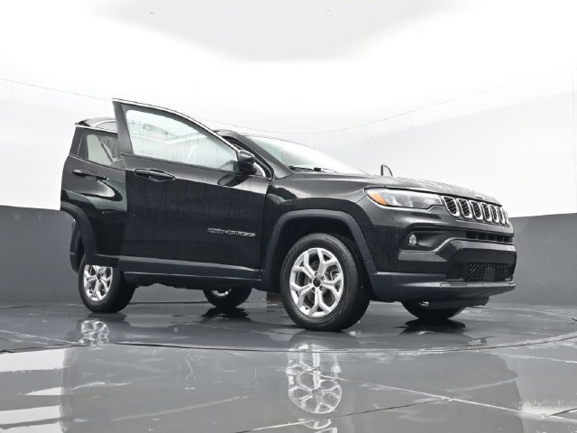 Used 2025 Jeep Compass Latitude AWD/4WD image 32