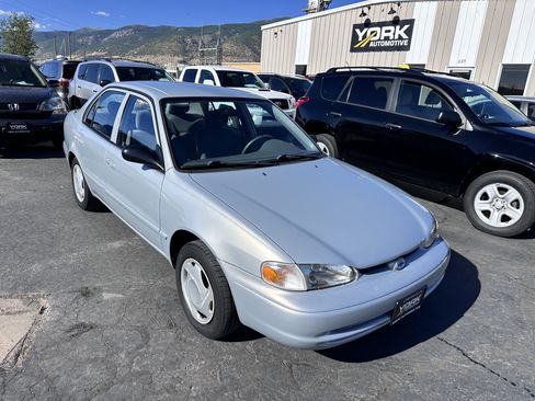 Used 2002 Chevrolet Prizm FWD image 1