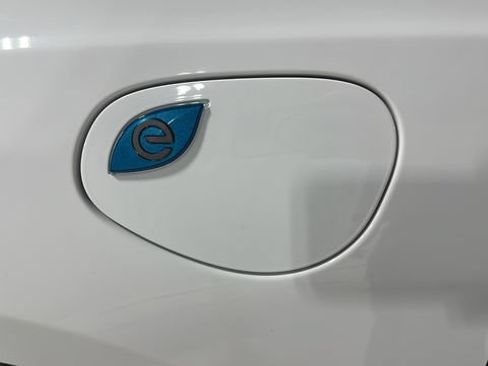 Used 2024 Chrysler Pacifica Limited FWD image 32