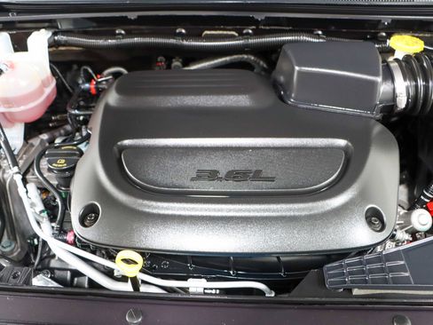 Used 2023 Chrysler Pacifica Touring-L image 31