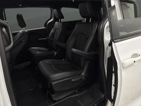Used 2024 Chrysler Pacifica Select image 28