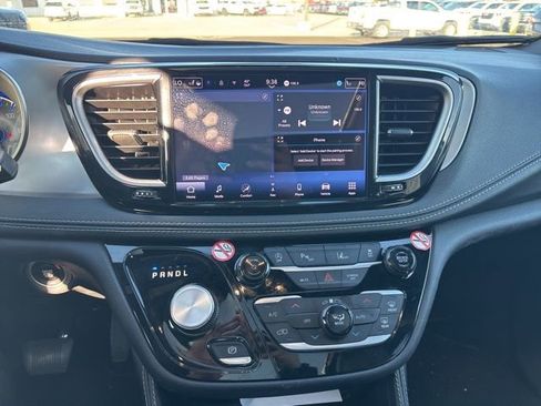 Used 2025 Chrysler Pacifica Limited image 23