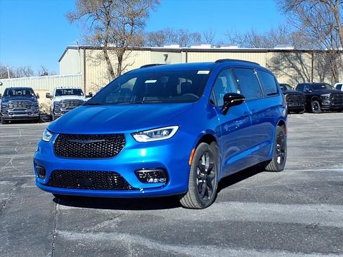 New 2026 Chrysler Pacifica Limited image 2