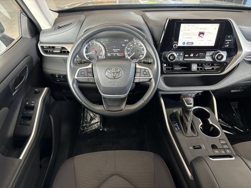 Used 2025 Toyota Highlander LE FWD image 36