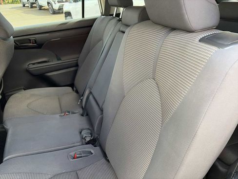 Used 2023 Toyota Highlander L FWD image 23