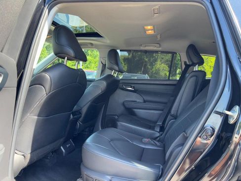 Used 2023 Toyota Highlander XLE AWD/4WD image 12