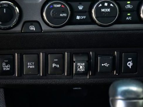 Used 2020 Toyota Tacoma TRD Sport w/ TRD Premium Sport Package AWD/4WD image 23