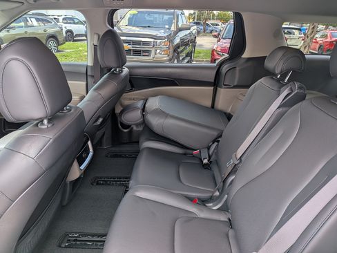 Used 2025 Kia Carnival FWD image 15