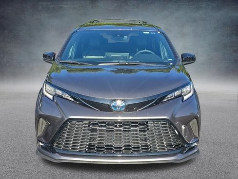 Used 2025 Toyota Sienna XSE FWD image 3