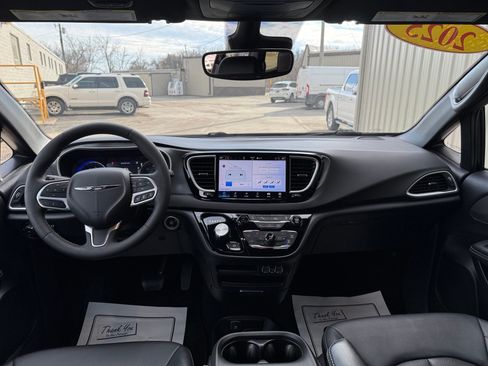 Used 2025 Chrysler Pacifica Select FWD image 23