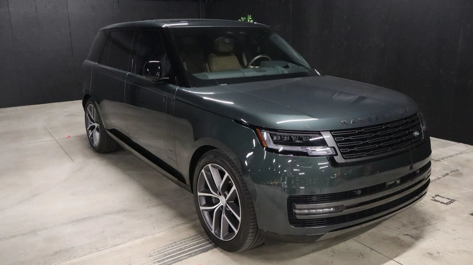 Used 2025 Land Rover Range Rover Long Wheelbase SE AWD/4WD image 2