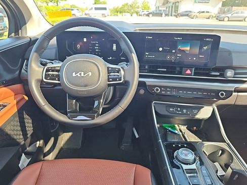 Used 2025 Kia Carnival SX Prestige FWD image 2