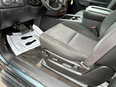 Used 2010 Chevrolet Avalanche LS w/ Interior Plus Package AWD/4WD image 16