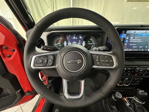 Used 2025 Jeep Wrangler Unlimited Sahara AWD/4WD image 28