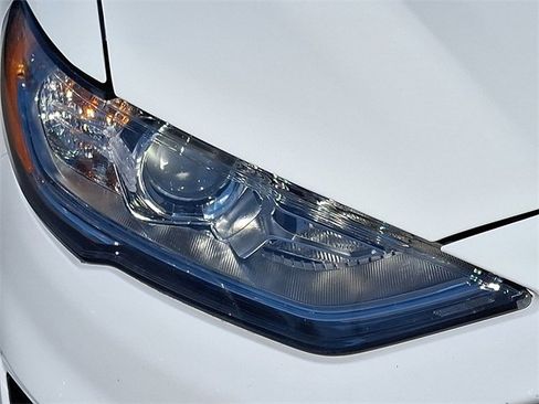 Used 2020 Ford Fusion SE image 9