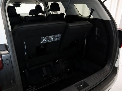Used 2025 Kia Carnival FWD image 13
