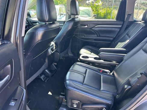 Used 2017 Toyota Highlander SE AWD/4WD image 18