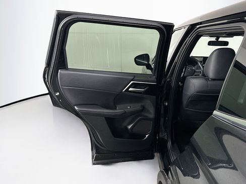 Used 2024 Mitsubishi Outlander SE image 27