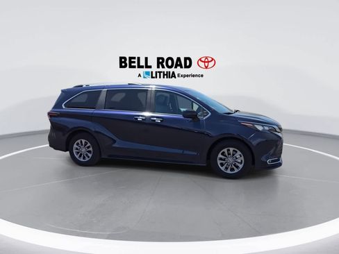 Used 2024 Toyota Sienna XLE FWD image 9